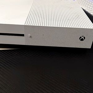 im selling a x-box one s, color white